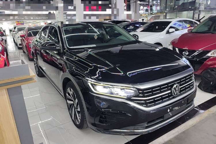 Used Volkswagen Passat 2022 330TSI Luxury Edition Custom Version Front Right 45 Deg
