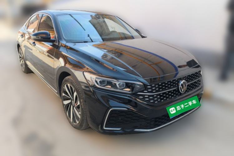 Used Volkswagen Passat 2022 330TSI Starry Luxury Edition Front Right 45 Deg
