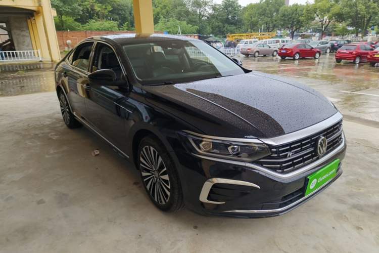 Used Volkswagen Passat 2022 330TSI Luxury Edition Front Right 45 Deg