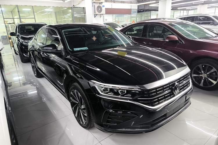 Used Volkswagen Passat 2022 330TSI Luxury Edition Front Right 45 Deg