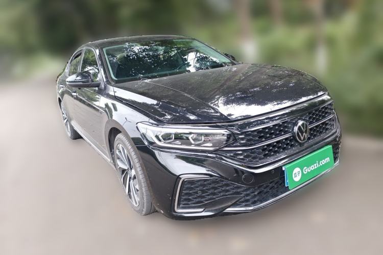 Used Volkswagen Passat 2022 330TSI Starry Luxury Edition Front Right 45 Deg