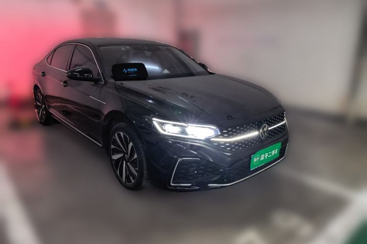 Used Volkswagen Passat 2022 330TSI Starry Luxury Edition Front Right 45 Deg