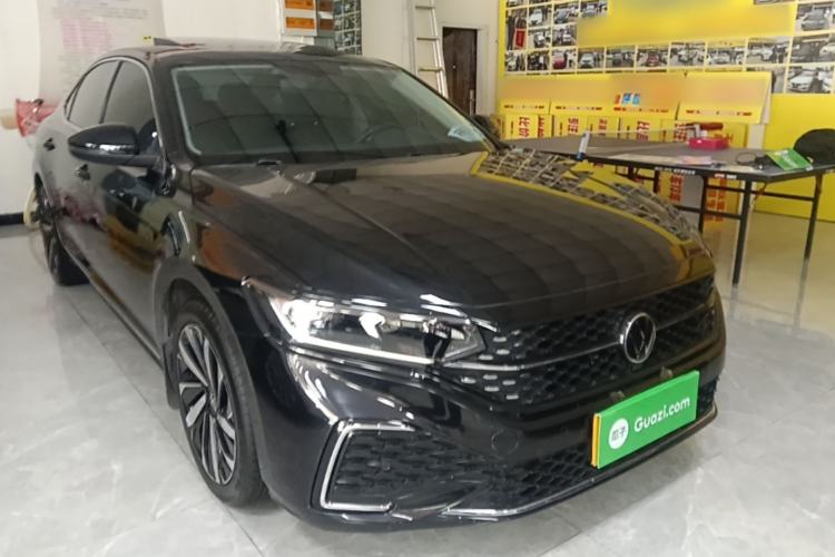 Used Volkswagen Passat 2022 330TSI Starry Elite Edition Front Right 45 Deg