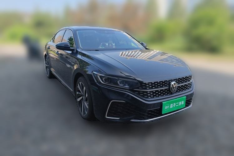 Used Volkswagen Passat 2022 330TSI Starry Luxury Edition Front Right 45 Deg