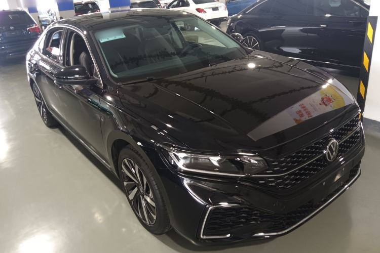 Used Volkswagen Passat 2022 330TSI Starry Elite Edition Front Right 45 Deg