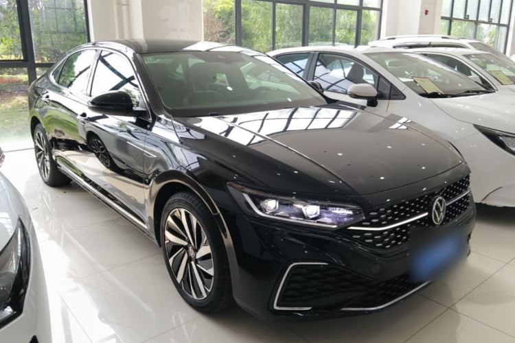 Used Volkswagen Passat 2022 330TSI Starry Luxury Edition – Exclusive Special Edition Front Right 45 Deg