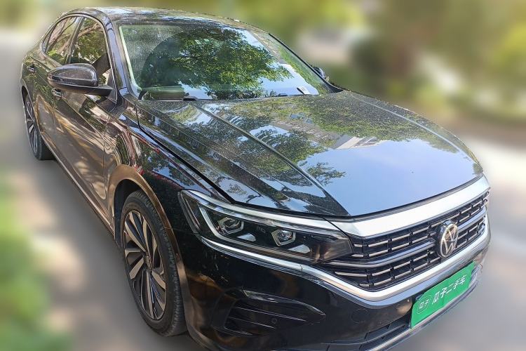 Used Volkswagen Passat 2022 330TSI Starry Luxury Edition Front Right 45 Deg