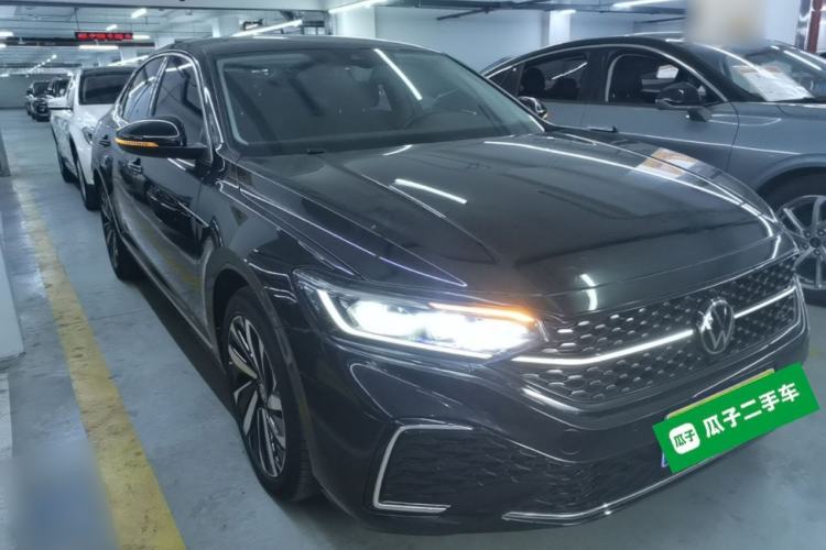 Used Volkswagen Passat 2022 330TSI Starry Luxury Edition Front Right 45 Deg
