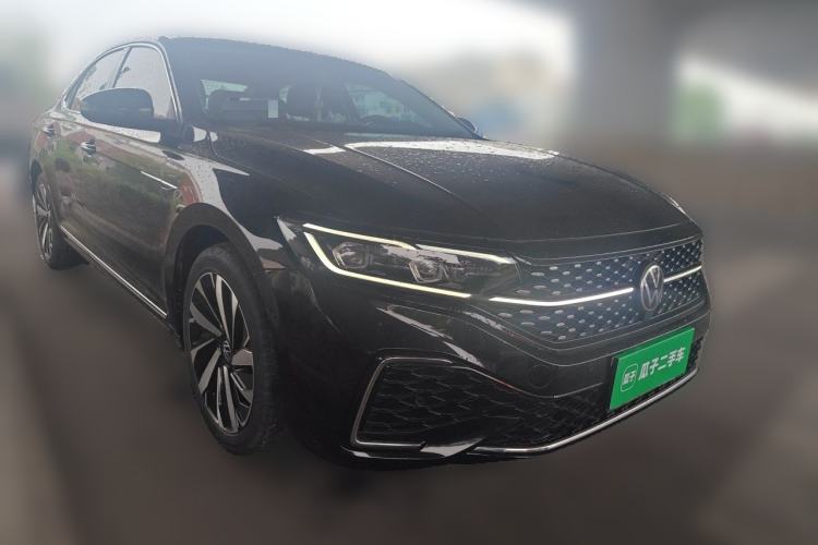 Used Volkswagen Passat 2022 330TSI Starry Luxury Edition Front Right 45 Deg