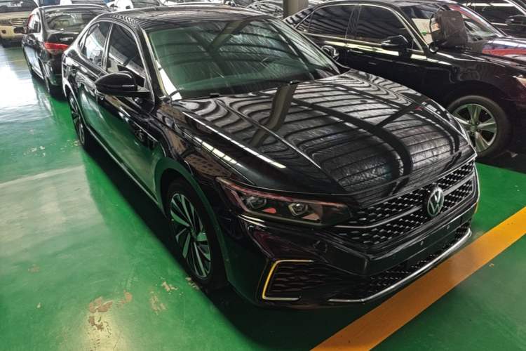 Used Volkswagen Passat 2022 330TSI Starry Luxury Edition – Exclusive Special Edition Front Right 45 Deg
