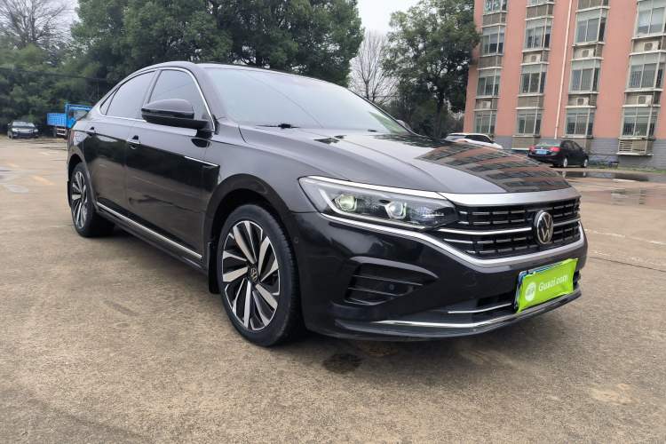 Used Volkswagen Passat 2022 330TSI Luxury Edition Front Right 45 Deg