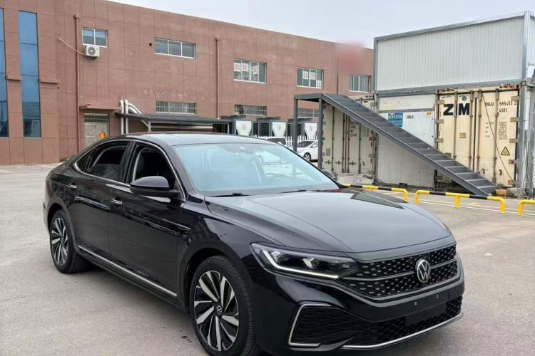 Used Volkswagen Passat 2022 330TSI Starry Luxury Edition Front Right 45 Deg