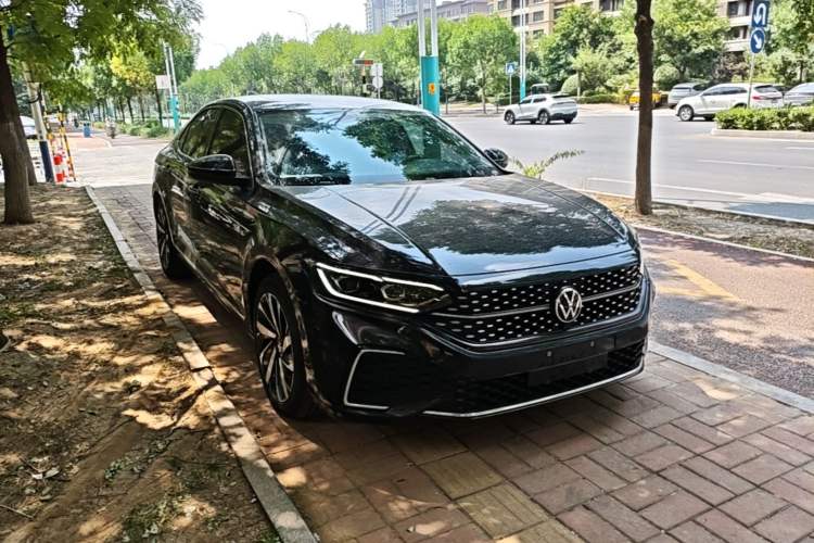 Used Volkswagen Passat 2022 330TSI Starry Luxury Edition Front Right 45 Deg