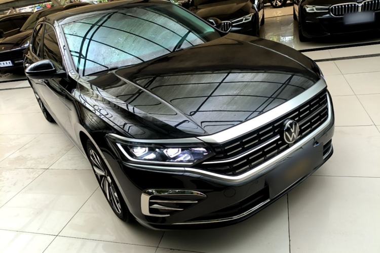 Used Volkswagen Passat 2022 330TSI Luxury Edition Front Right 45 Deg