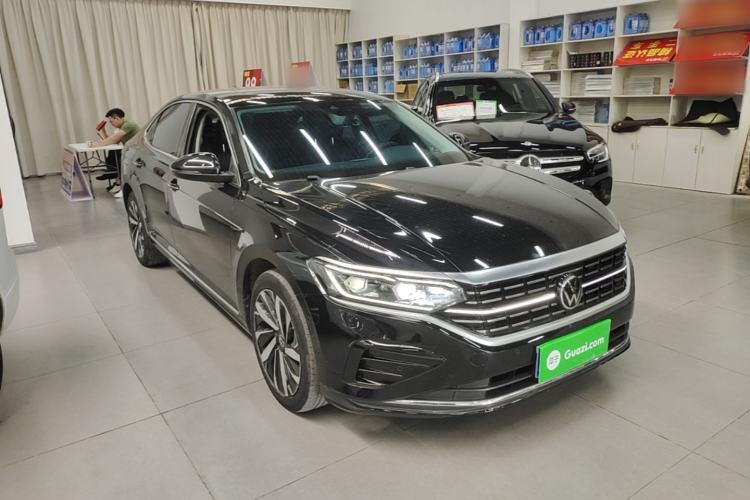 Used Volkswagen Passat 2022 330TSI Luxury Edition Front Right 45 Deg