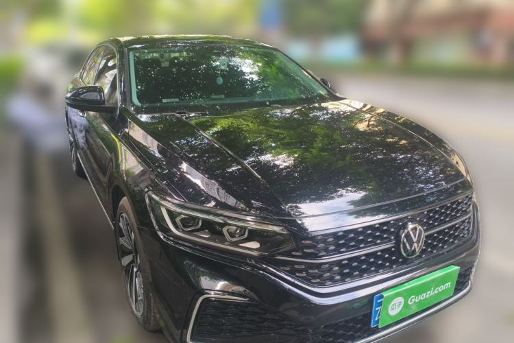 Used Volkswagen Passat 2022 330TSI Starry Luxury Edition Front Right 45 Deg