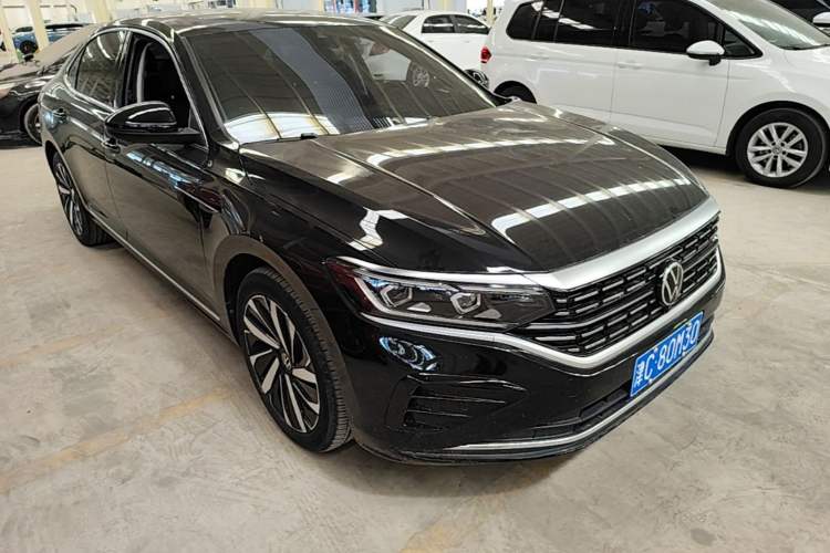 Used Volkswagen Passat 2022 330TSI Luxury Edition Front Right 45 Deg