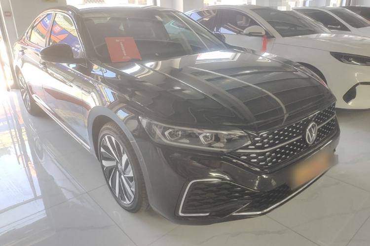 Used Volkswagen Passat 2022 330TSI Starry Luxury Edition Front Right 45 Deg
