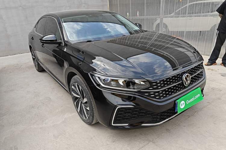 Used Volkswagen Passat 2022 330TSI Starry Elite Edition Front Right 45 Deg