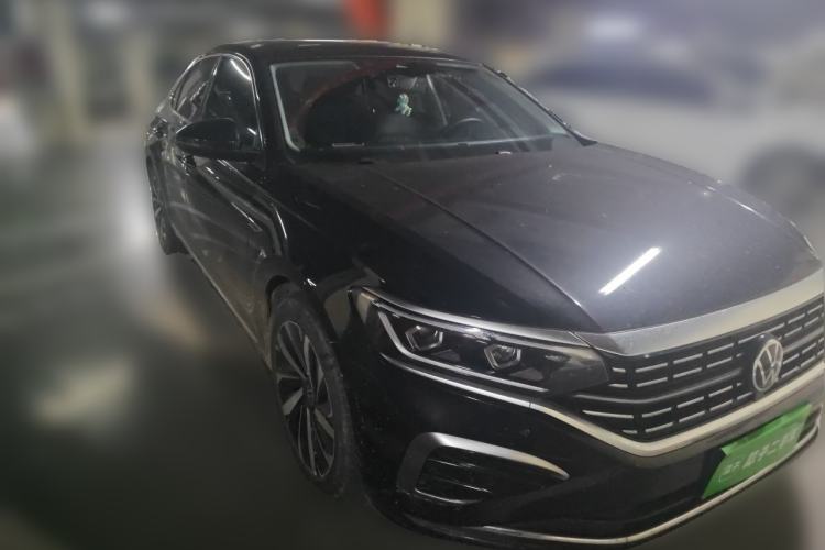 Used Volkswagen Passat 2022 330TSI Luxury Edition Front Right 45 Deg