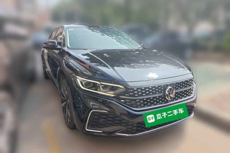 Used Volkswagen Passat 2022 330TSI Starry Luxury Edition Front Right 45 Deg