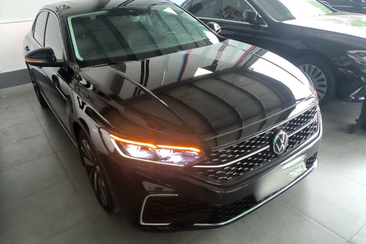 Used Volkswagen Passat 2022 330TSI Starry Luxury Edition Front Right 45 Deg