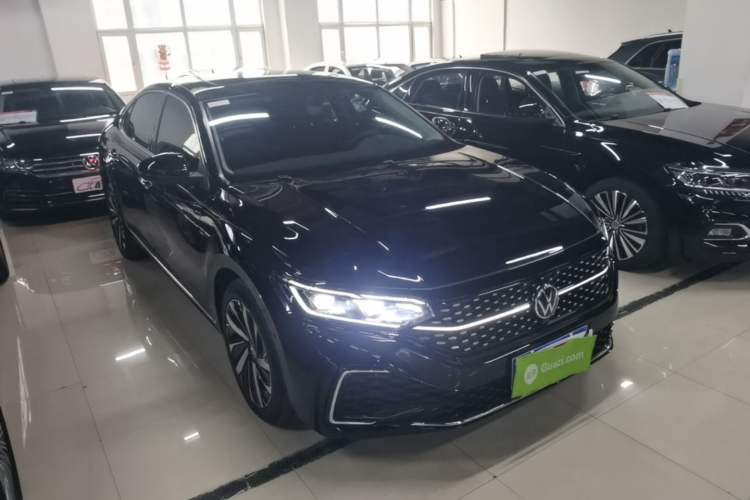 Used Volkswagen Passat 2022 330TSI Starry Luxury Edition Front Right 45 Deg