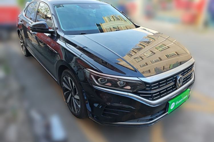 Used Volkswagen Passat 2022 330TSI Luxury Edition Front Right 45 Deg