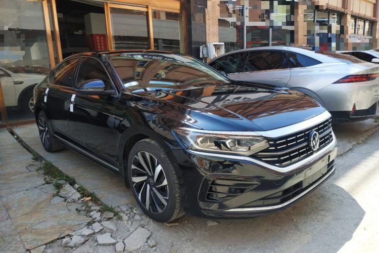 Used Volkswagen Passat 2022 330TSI Luxury Edition Custom Version Front Right 45 Deg