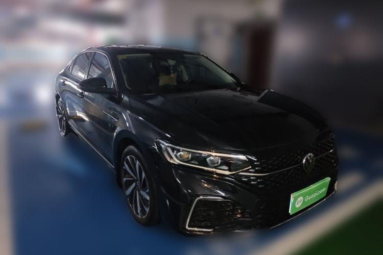 Used Volkswagen Passat 2022 330TSI Luxury Edition Front Right 45 Deg