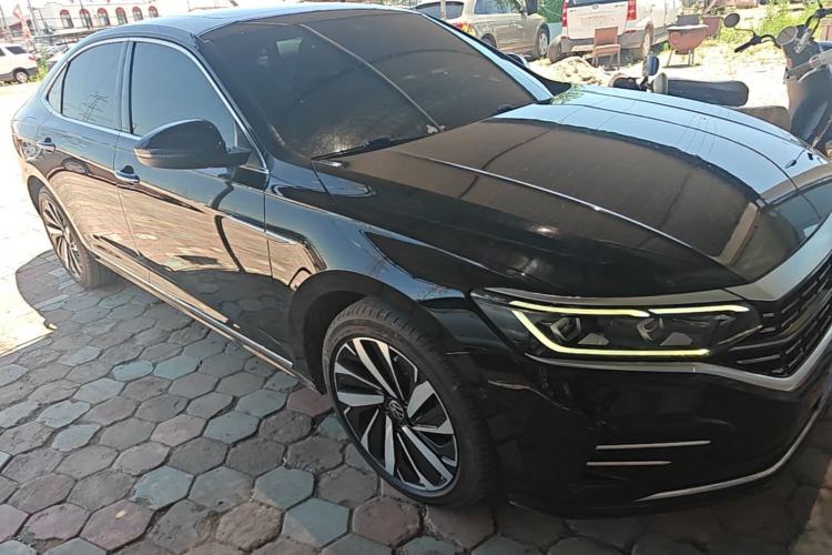 Used Volkswagen Passat 2022 330TSI Luxury Edition Front Right 45 Deg