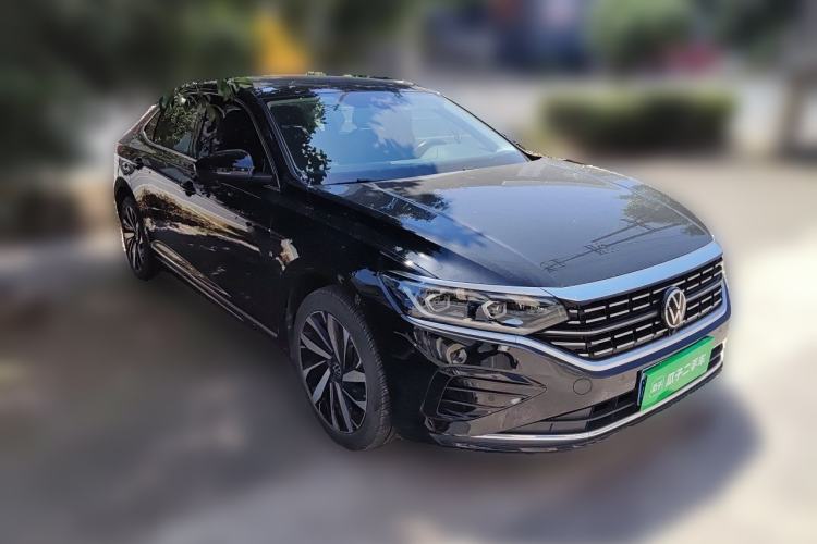 Used Volkswagen Passat 2022 330TSI Luxury Edition Front Right 45 Deg