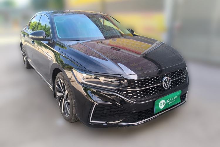 Used Volkswagen Passat 2022 330TSI Starry Elite Edition Front Right 45 Deg