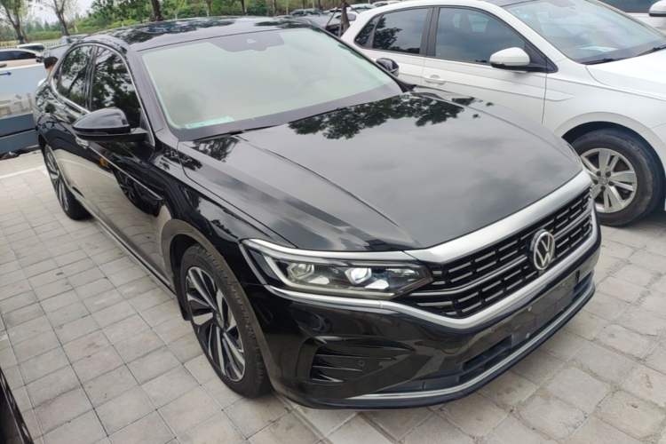 Used Volkswagen Passat 2022 330TSI Luxury Edition Front Right 45 Deg
