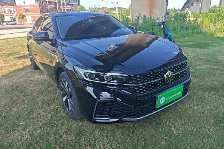 Used Volkswagen Passat 2022 330TSI Starry Luxury Edition Front Right 45 Deg