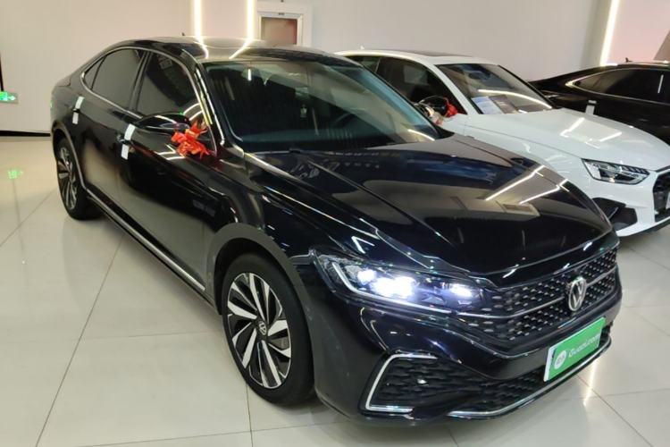Used Volkswagen Passat 2022 330TSI Starry Elite Edition Custom Version Front Right 45 Deg