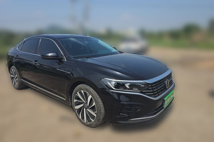 Used Volkswagen Passat 2022 330TSI Luxury Edition Front Right 45 Deg