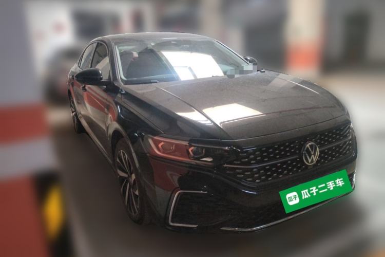 Used Volkswagen Passat 2022 330TSI Starry Luxury Edition Front Right 45 Deg