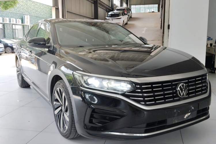 Used Volkswagen Passat 2022 330TSI Luxury Edition Front Right 45 Deg