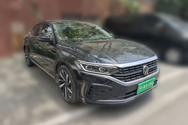Used Volkswagen Passat 2022 330TSI Luxury Edition Front Right 45 Deg