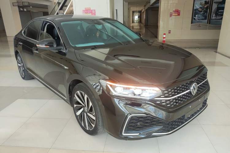 Used Volkswagen Passat 2022 330TSI Starry Luxury Edition – Exclusive Special Edition Front Right 45 Deg