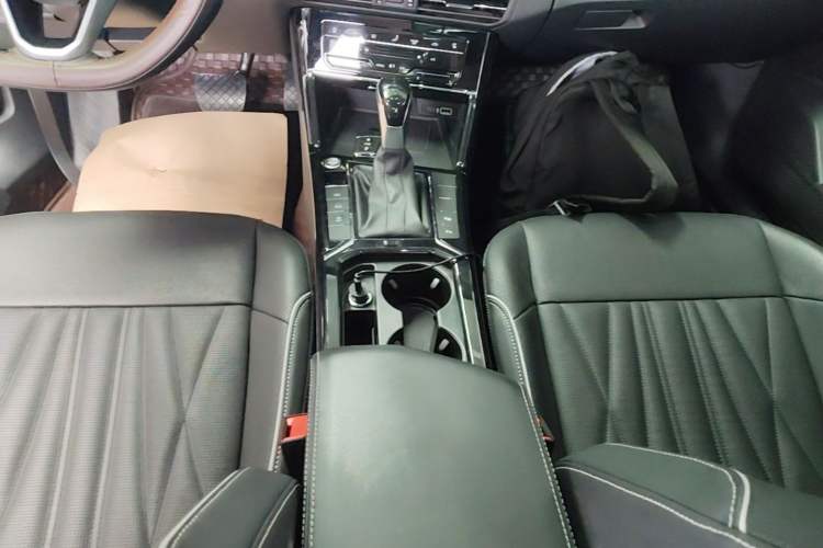 Used Volkswagen Passat 2022 330TSI Starry Luxury Edition – Exclusive Special Edition Gear Lever