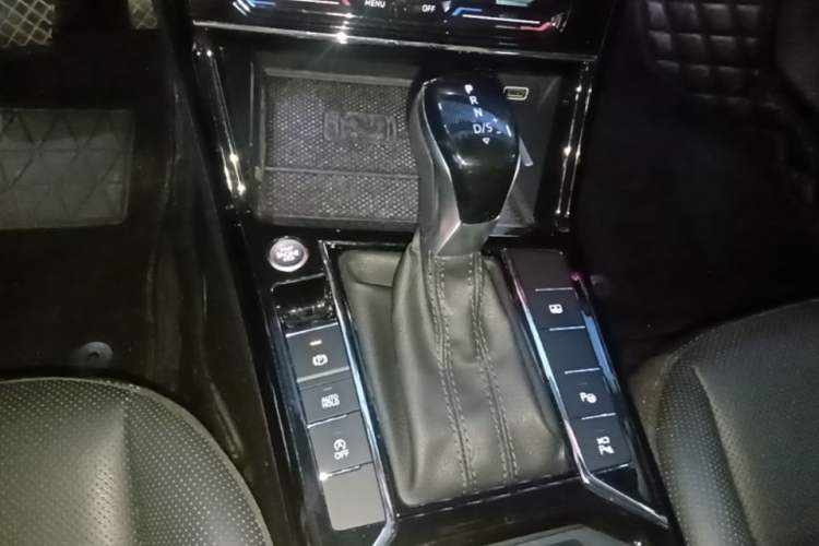 Used Volkswagen Passat 2022 330TSI Luxury Edition Gear Lever