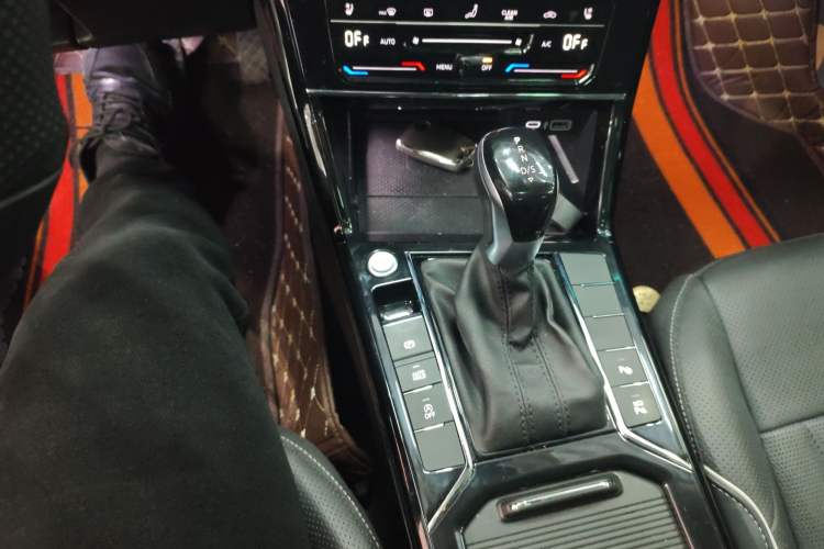 Used Volkswagen Passat 2022 330TSI Luxury Edition Gear Lever