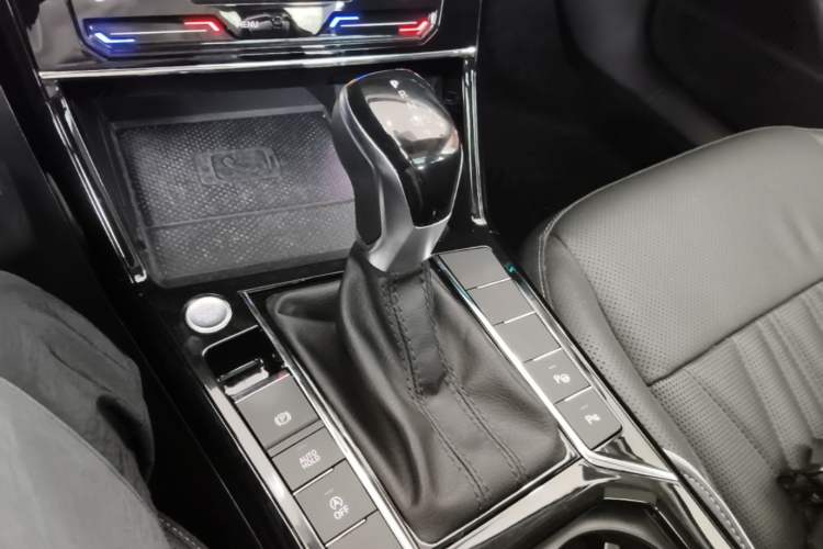 Used Volkswagen Passat 2022 330TSI Starry Luxury Edition – Exclusive Special Edition Gear Lever