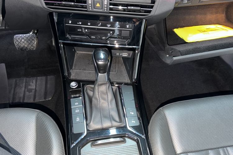 Used Volkswagen Passat 2022 330TSI Starry Luxury Edition – Exclusive Special Edition Gear Lever