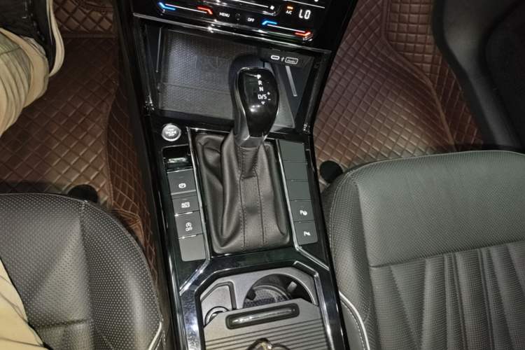 Used Volkswagen Passat 2022 330TSI Starry Luxury Edition – Exclusive Special Edition Gear Lever