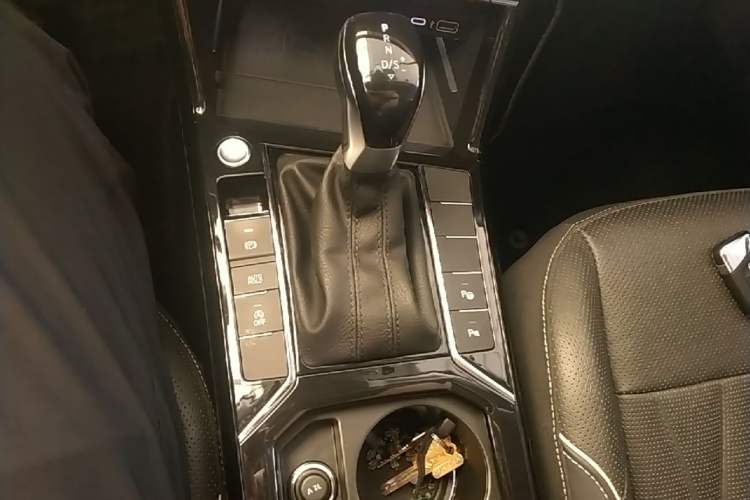 Used Volkswagen Passat 2022 330TSI Luxury Edition Gear Lever
