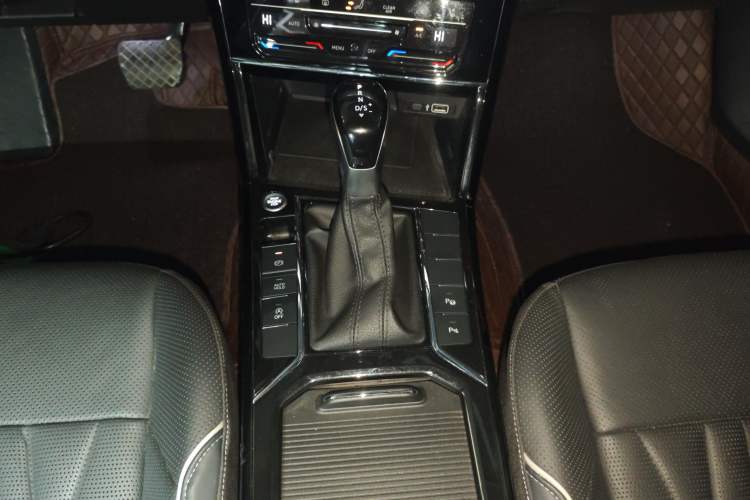 Used Volkswagen Passat 2022 330TSI Starry Luxury Edition – Exclusive Special Edition Gear Lever