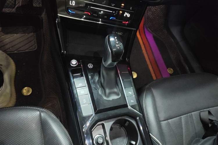 Used Volkswagen Passat 2022 330TSI Luxury Edition Gear Lever